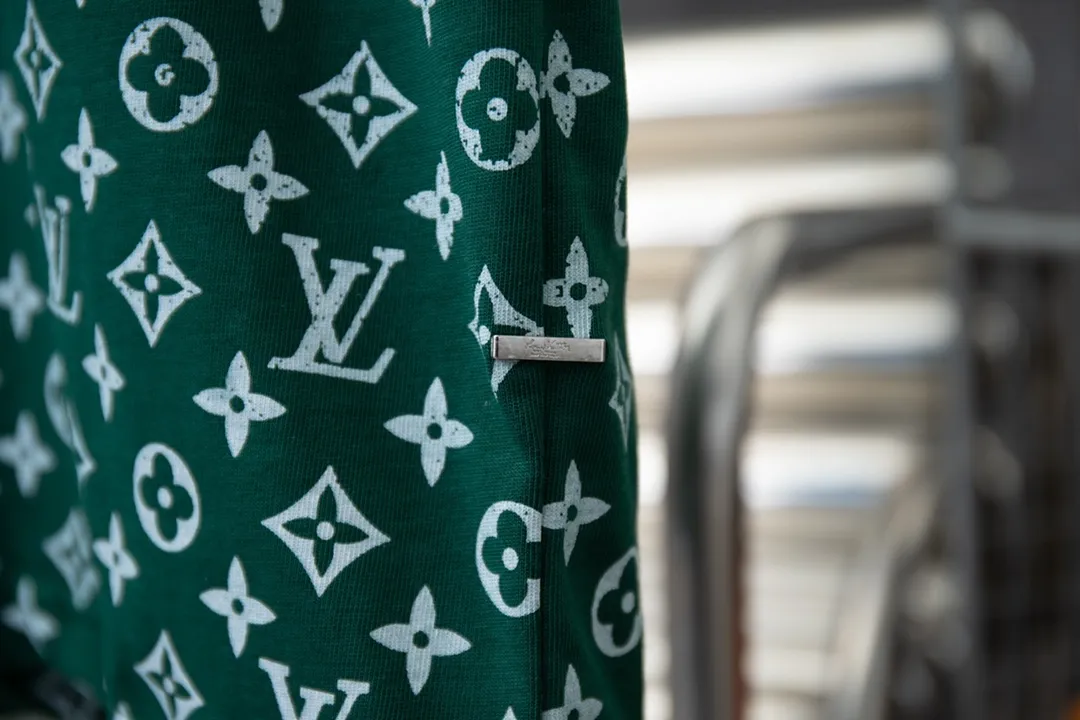 🅿️180 High-quality Lv 2025 early spring new style, MONOGRAM presbyopic gradient short-sleeved T-shirt, which uses digital printing technology to render pixel light and shadow for the Monogram gradient pattern. Its silk-screen texture and knitting effect complement each other, and the logo hardware is customized on the side. Synchronized with the official website, pure cotton fabrics at the counter! Comfortable against the skin, durable and easy to wear, meticulous original craftsmanship, custom-made 260g vat-dyed fabric, very comfortable to the touch, latest brick cabinet synchronization, OS off-shoulder version, fashionable and individual, super versatile and good-looking, very suitable for both men and women, must-have style, hang tag, collar label, washed wheat, complete with three labels S M L XL